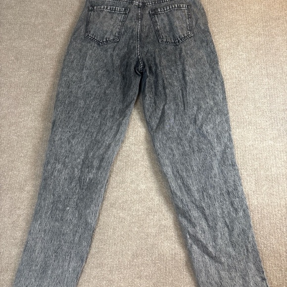 Shein Gray Distressed Mom Jeans
Size: Small / US 4 (Waist: 25”, Inseam: 25.5”) - Picture 3 of 3